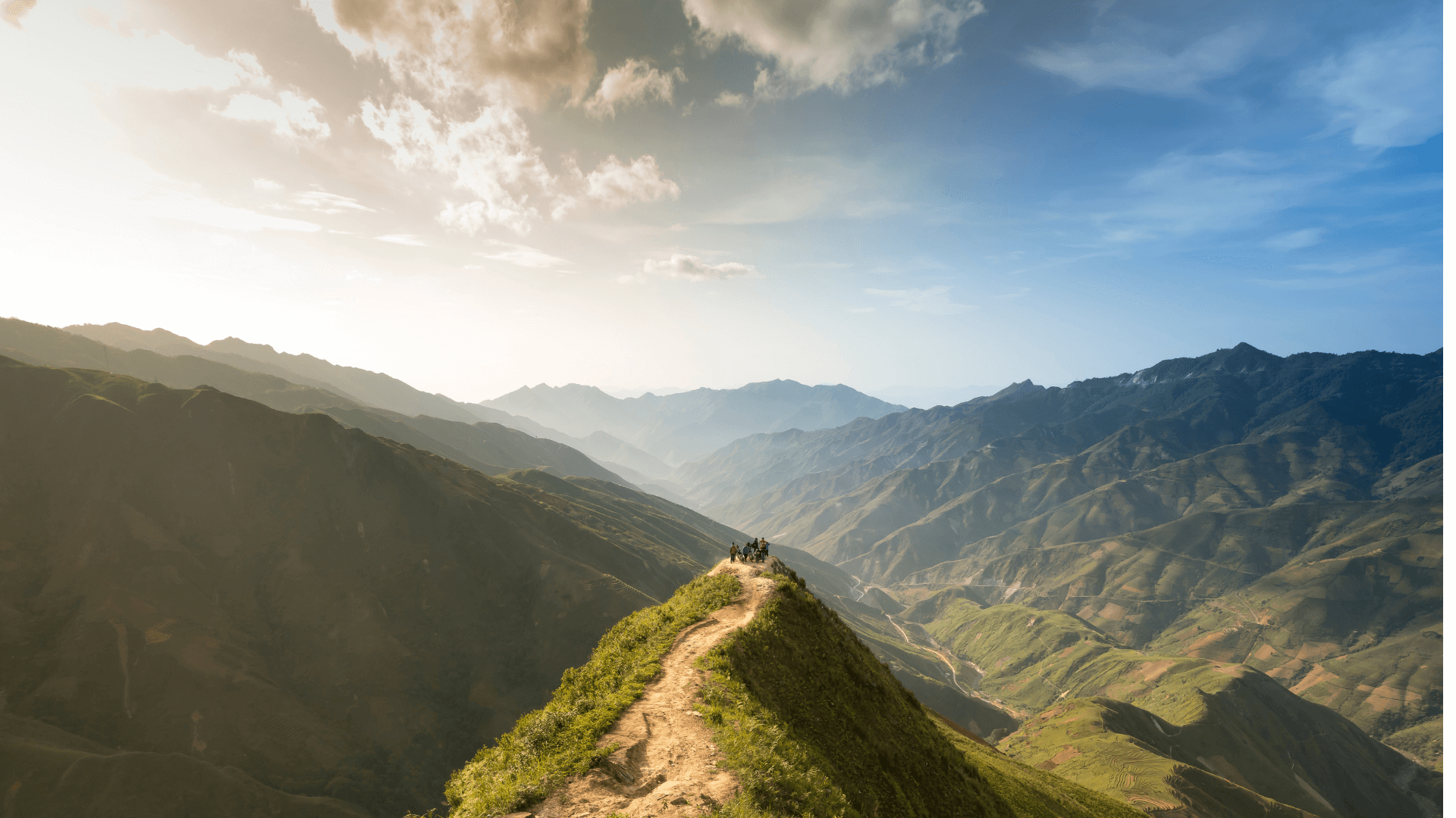 Image du haut de la montagne avec une vue claire et dégagée sur l'horizon